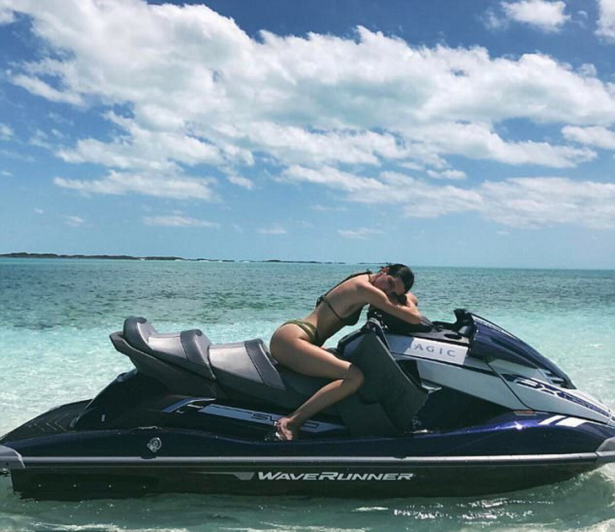 Una deja depăşeşte limita de senzualitate, însă două sunt absolut răvăşitoare! Imagini unice de la plajă