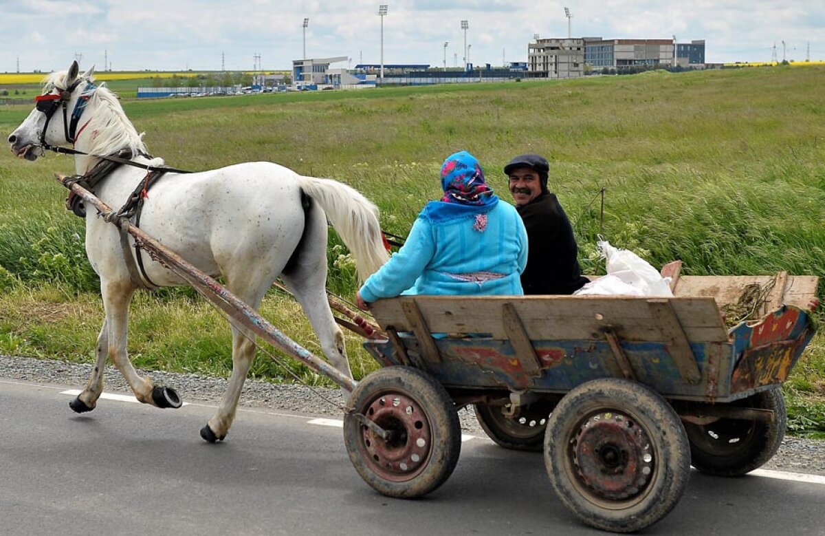FOTO Amestec de sărăcie și opulență » Reportaj GSP în cel mai mic oraș devenit campion al României: țineau cu FCSB, acum sunt cu Hagi!