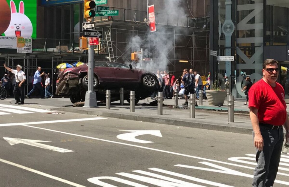 BREAKING NEWS / FOTO O maşină a intrat în pietoni în centrul New Yorkului! Cel puţin un decedat şi 19 răniţi!