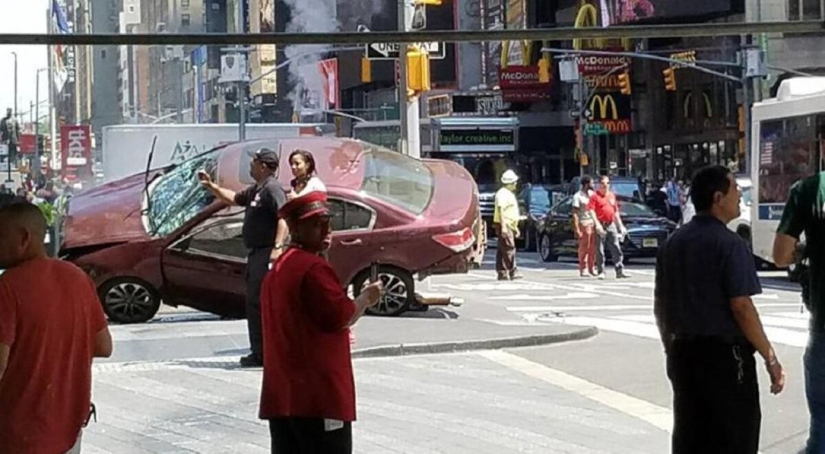 BREAKING NEWS / FOTO O maşină a intrat în pietoni în centrul New Yorkului! Cel puţin un decedat şi 19 răniţi!