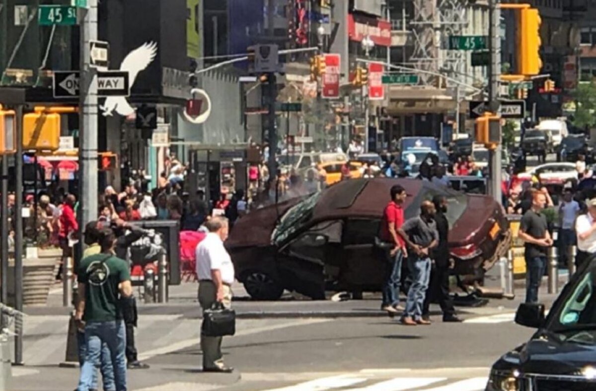 BREAKING NEWS / FOTO O maşină a intrat în pietoni în centrul New Yorkului! Cel puţin un decedat şi 19 răniţi!
