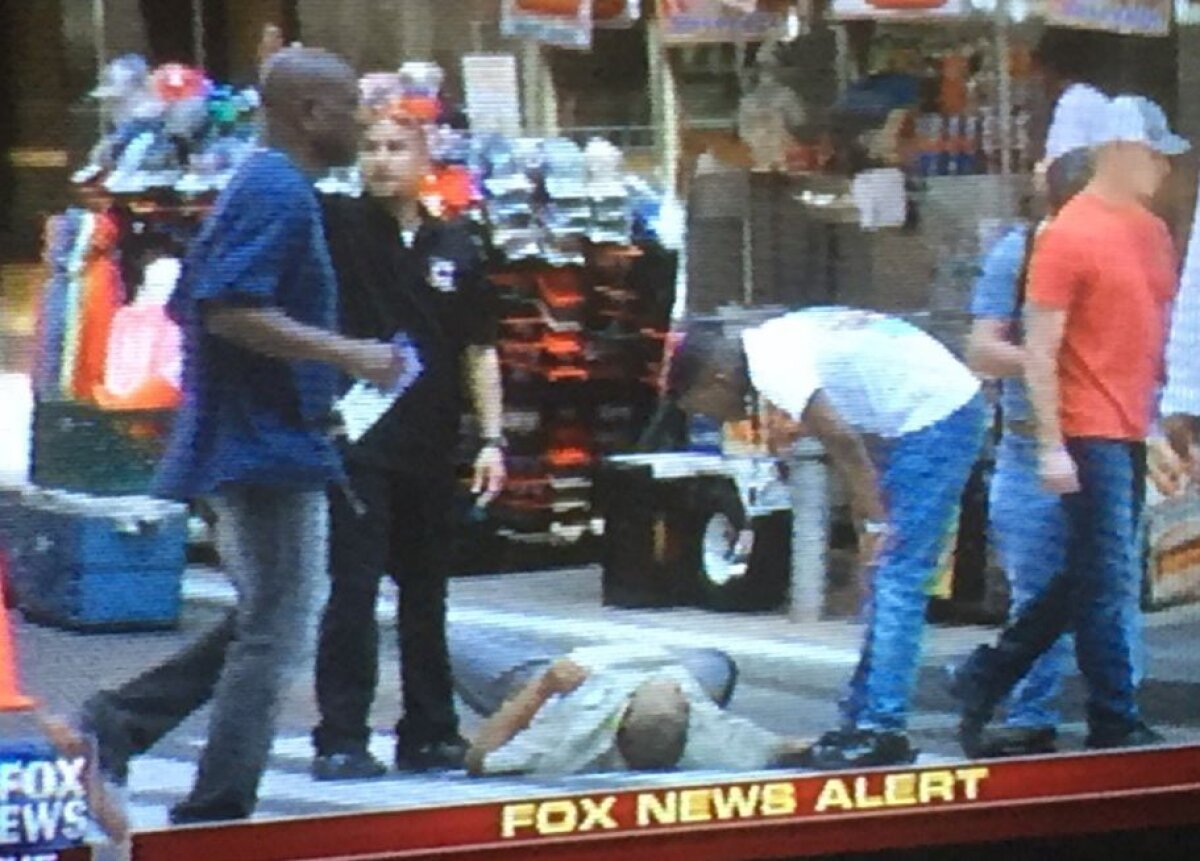 BREAKING NEWS / FOTO O maşină a intrat în pietoni în centrul New Yorkului! Cel puţin un decedat şi 19 răniţi!