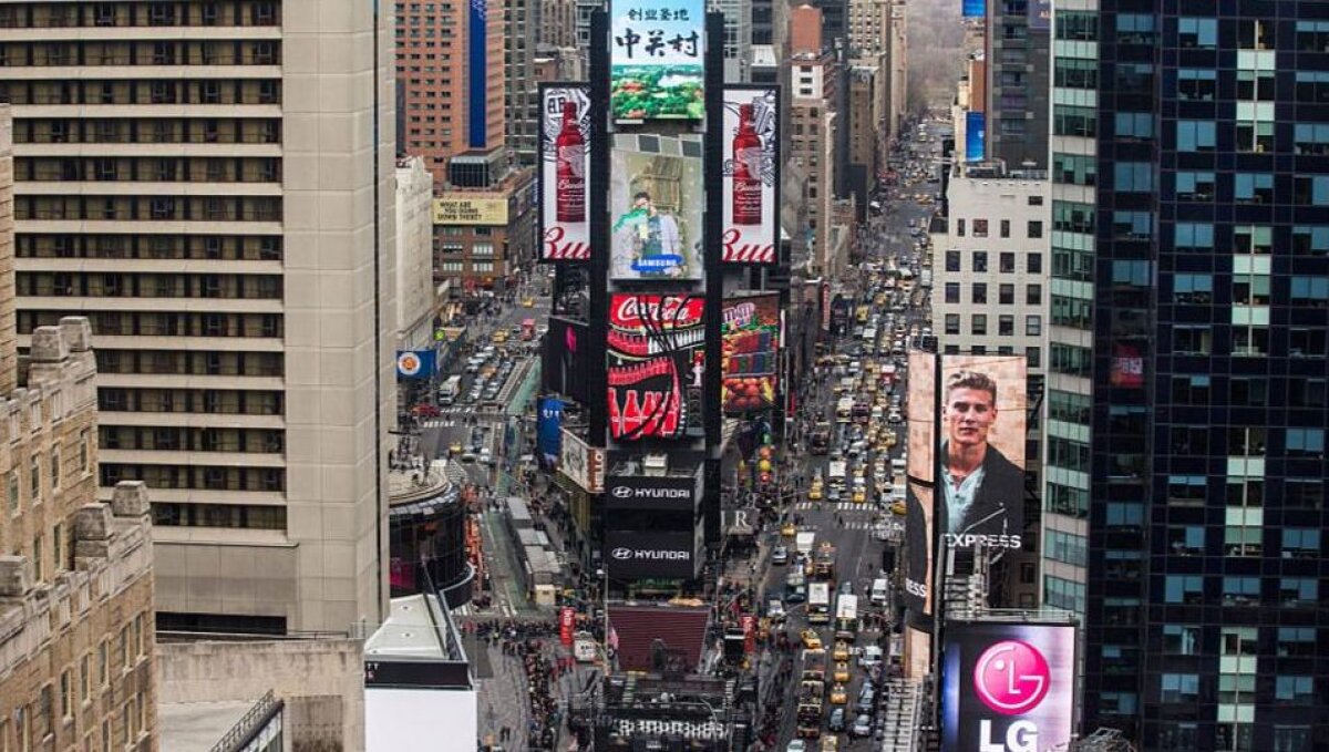 BREAKING NEWS / FOTO O maşină a intrat în pietoni în centrul New Yorkului! Cel puţin un decedat şi 19 răniţi!