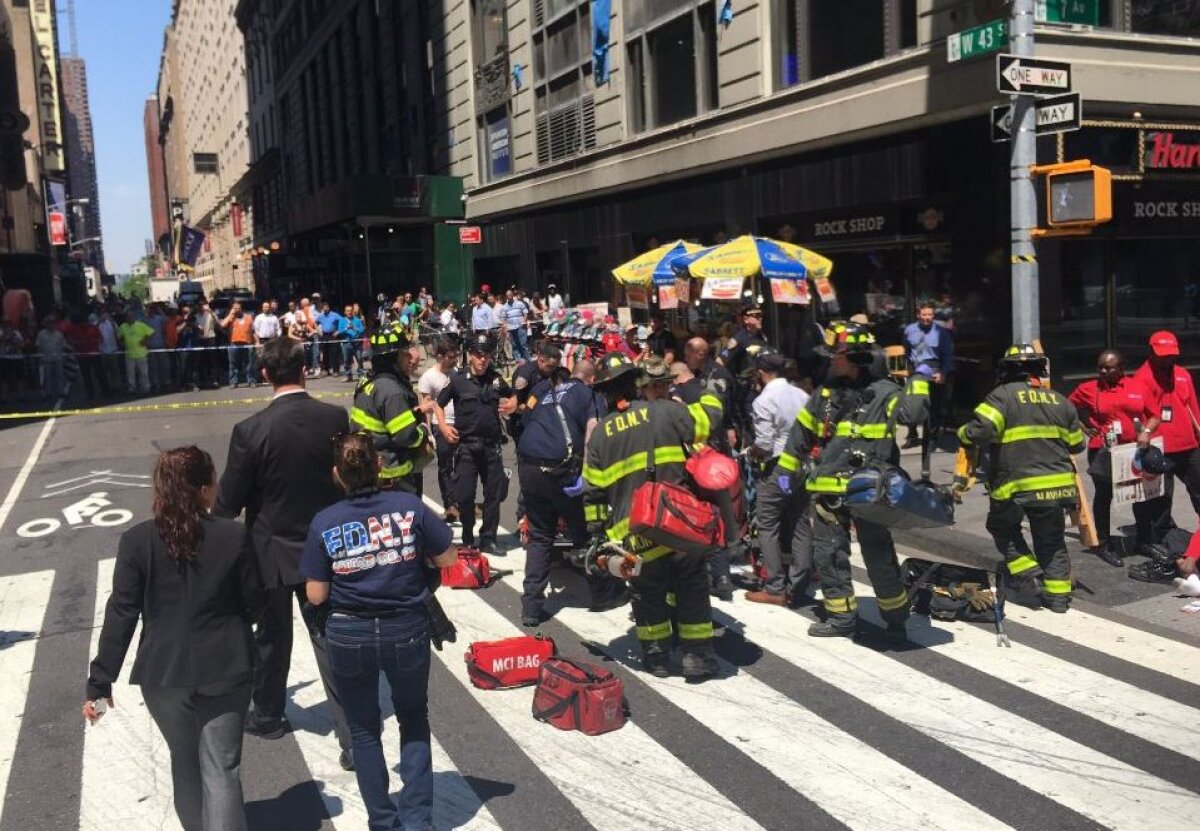 BREAKING NEWS / FOTO O maşină a intrat în pietoni în centrul New Yorkului! Cel puţin un decedat şi 19 răniţi!