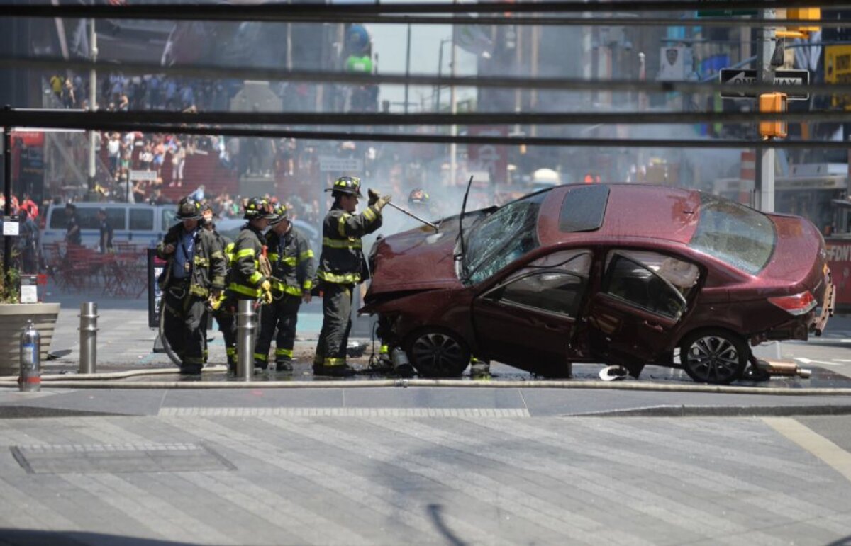 BREAKING NEWS / FOTO O maşină a intrat în pietoni în centrul New Yorkului! Cel puţin un decedat şi 19 răniţi!