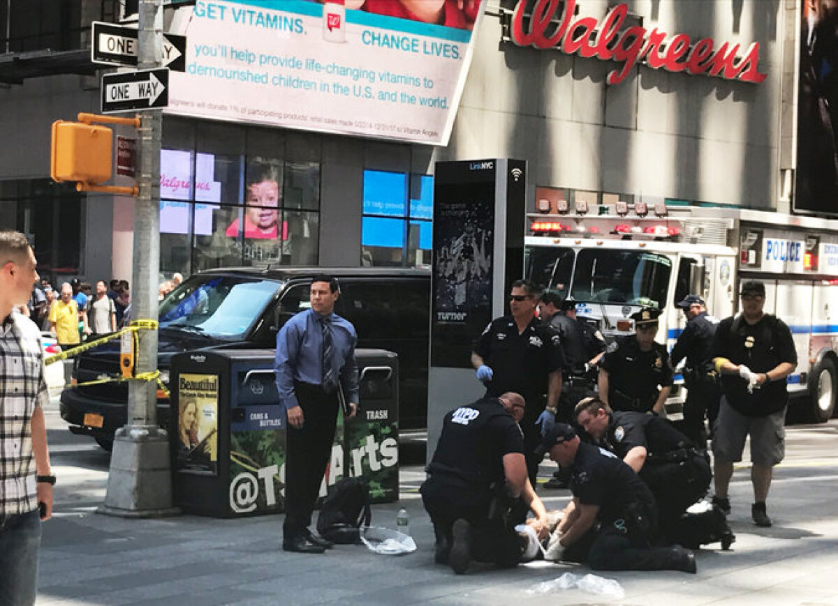 BREAKING NEWS / FOTO O maşină a intrat în pietoni în centrul New Yorkului! Cel puţin un decedat şi 19 răniţi!