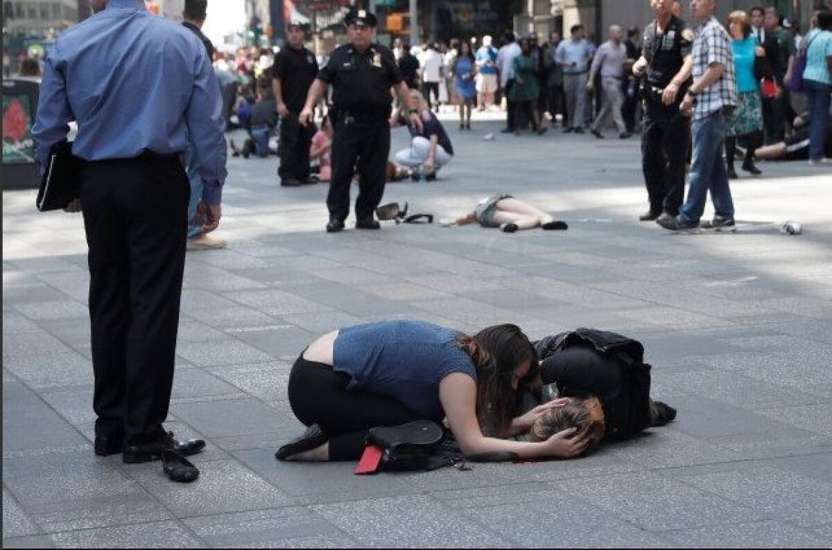 BREAKING NEWS / FOTO O maşină a intrat în pietoni în centrul New Yorkului! Cel puţin un decedat şi 19 răniţi!