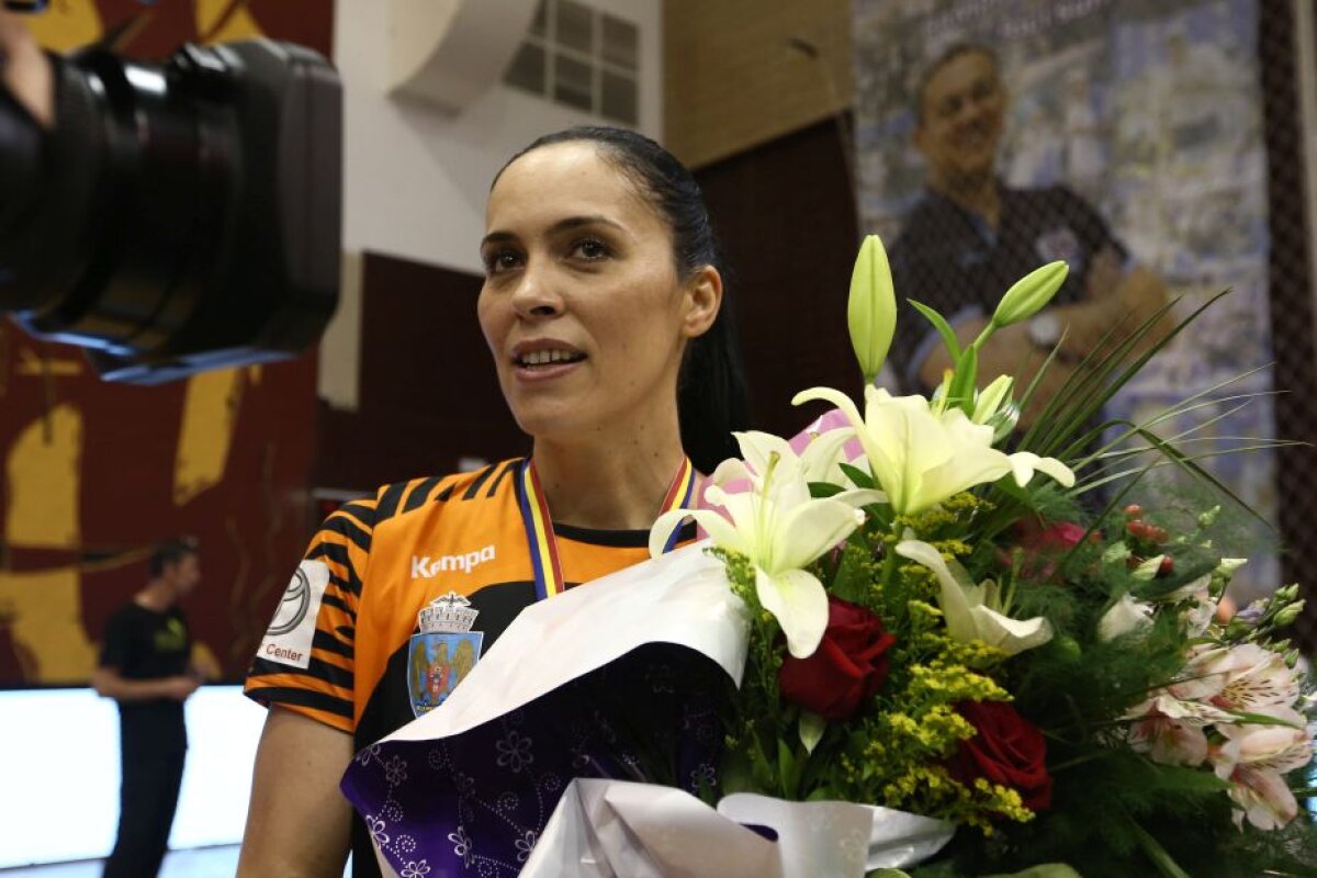 FOTO Surpriza numărului 15 » Aurelia Brădeanu a anunțat că se retrage la finalul Cupei României, deși mai semnase un an cu CSM București