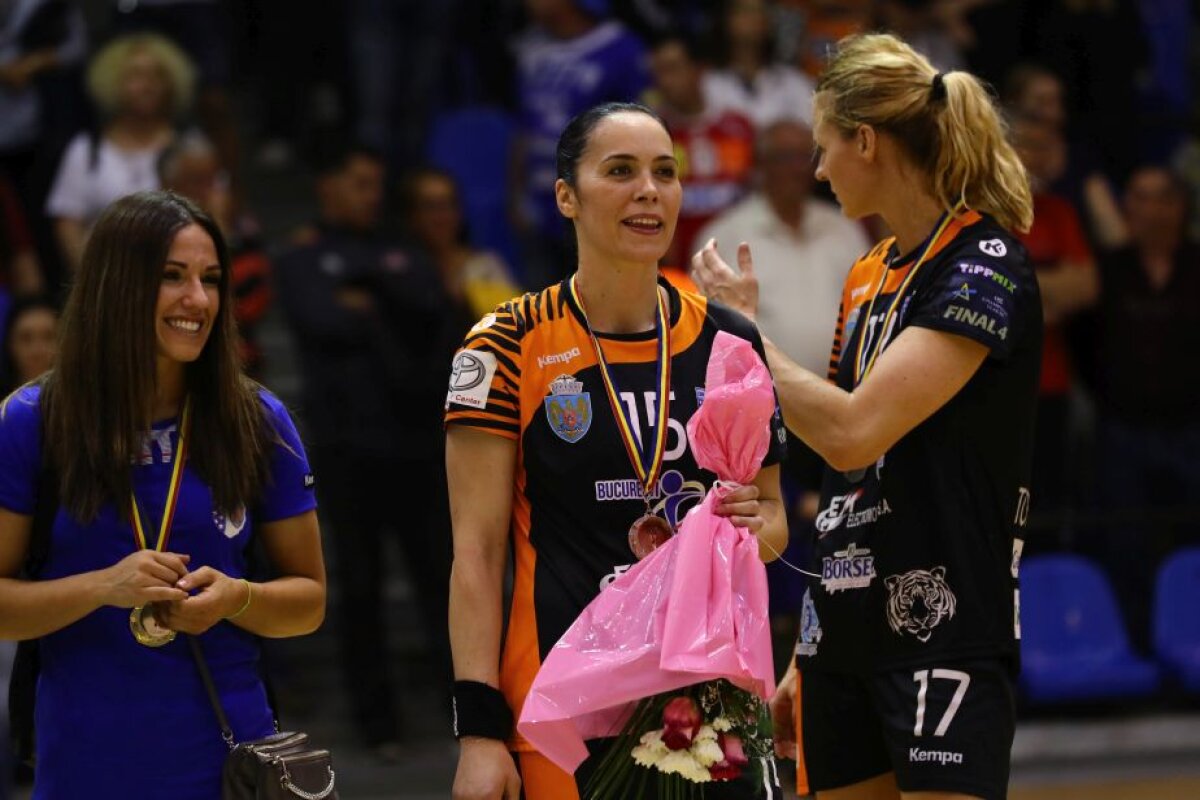 FOTO Surpriza numărului 15 » Aurelia Brădeanu a anunțat că se retrage la finalul Cupei României, deși mai semnase un an cu CSM București