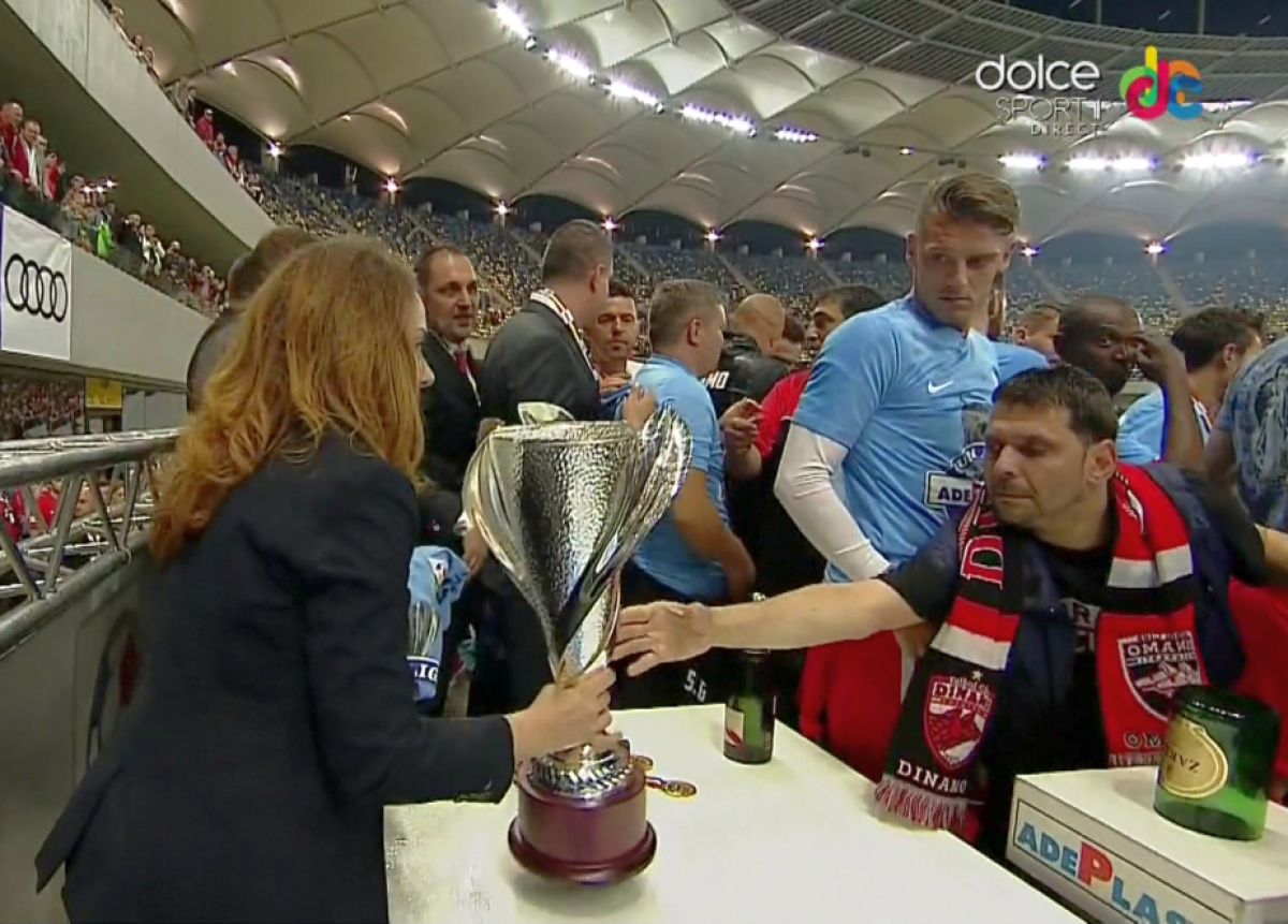FOTO Moment nemaiîntâlnit în România! Un suporter a înmânat trofeul Cupei Ligii dinamoviștilor, deși altcineva trebuia să o facă