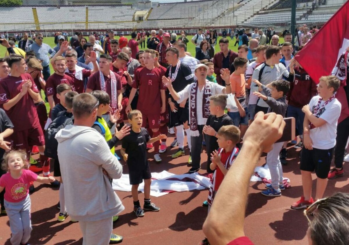 VIDEO+FOTO Bucurie fără margini în Giulești! Jucătorii Rapidului au sărbătorit promovarea alături de fani + GSP a fost în vestiarul alb-vișiniilor