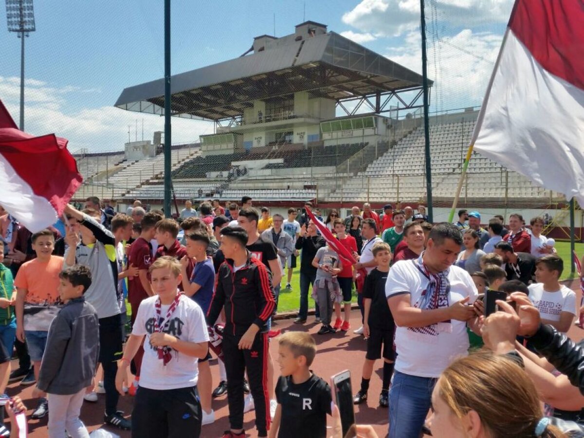 VIDEO+FOTO Bucurie fără margini în Giulești! Jucătorii Rapidului au sărbătorit promovarea alături de fani + GSP a fost în vestiarul alb-vișiniilor