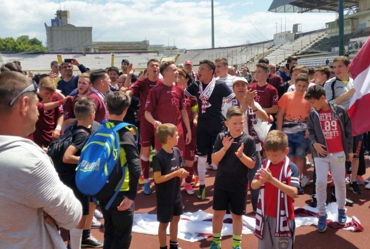 VIDEO+FOTO Bucurie fără margini în Giulești! Jucătorii Rapidului au sărbătorit promovarea alături de fani + GSP a fost în vestiarul alb-vișiniilor