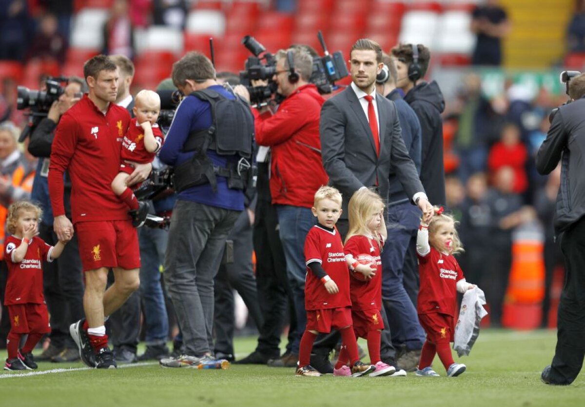 GALERIE FOTO Tradiția continuă! Jucătorii din Premier League au încheiat sezonul alături de familii, pe gazon » Soția lui Rooney a fost cea mai fotografiată