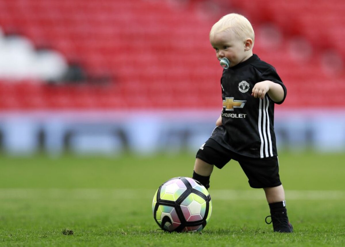 GALERIE FOTO Tradiția continuă! Jucătorii din Premier League au încheiat sezonul alături de familii, pe gazon » Soția lui Rooney a fost cea mai fotografiată