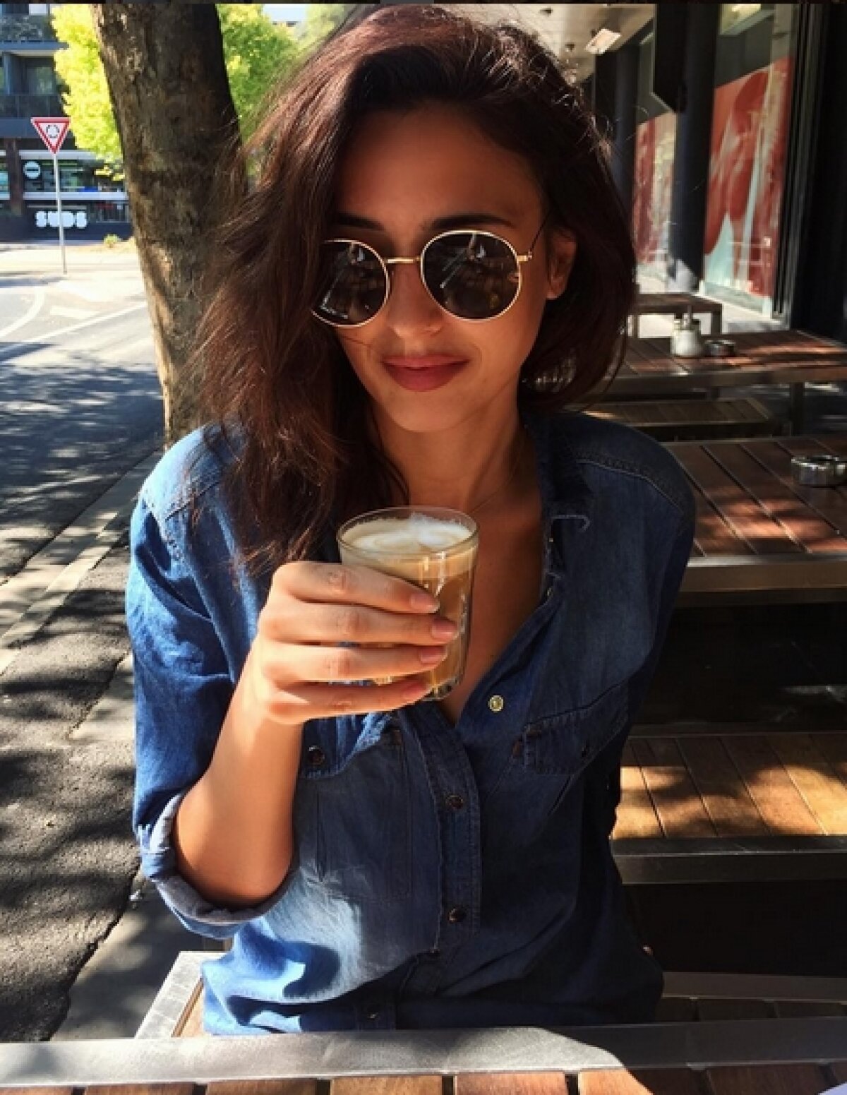 FOTO Iubita uriașului » O actriță sexy s-a îndrăgostit de un sportiv de aproape 2 metri și îl urmărește peste tot