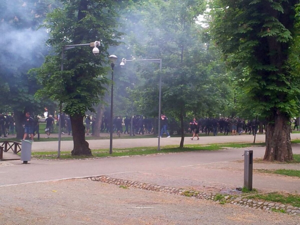 FOTO Bătaie generală între fanii lui ”U” Cluj și cei ai Stelei înaintea finalei ligii la baschet