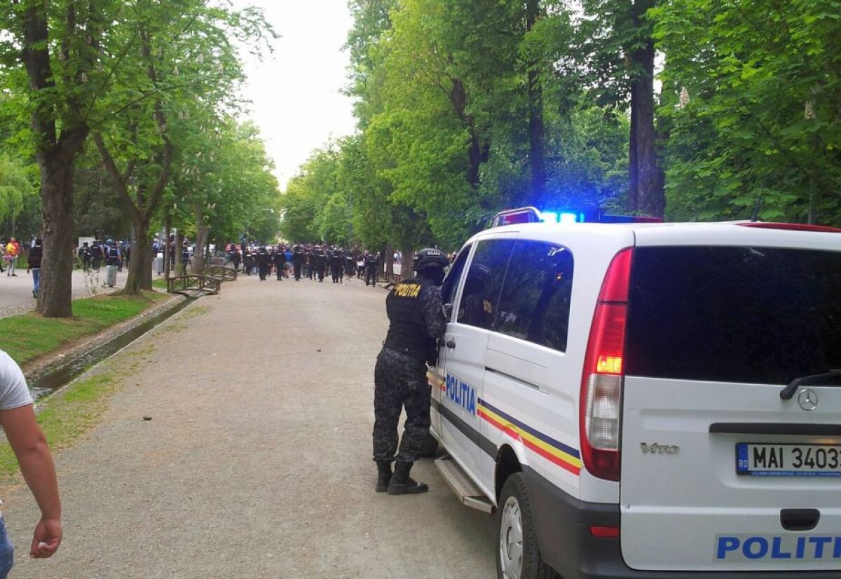 FOTO Bătaie generală între fanii lui ”U” Cluj și cei ai Stelei înaintea finalei ligii la baschet