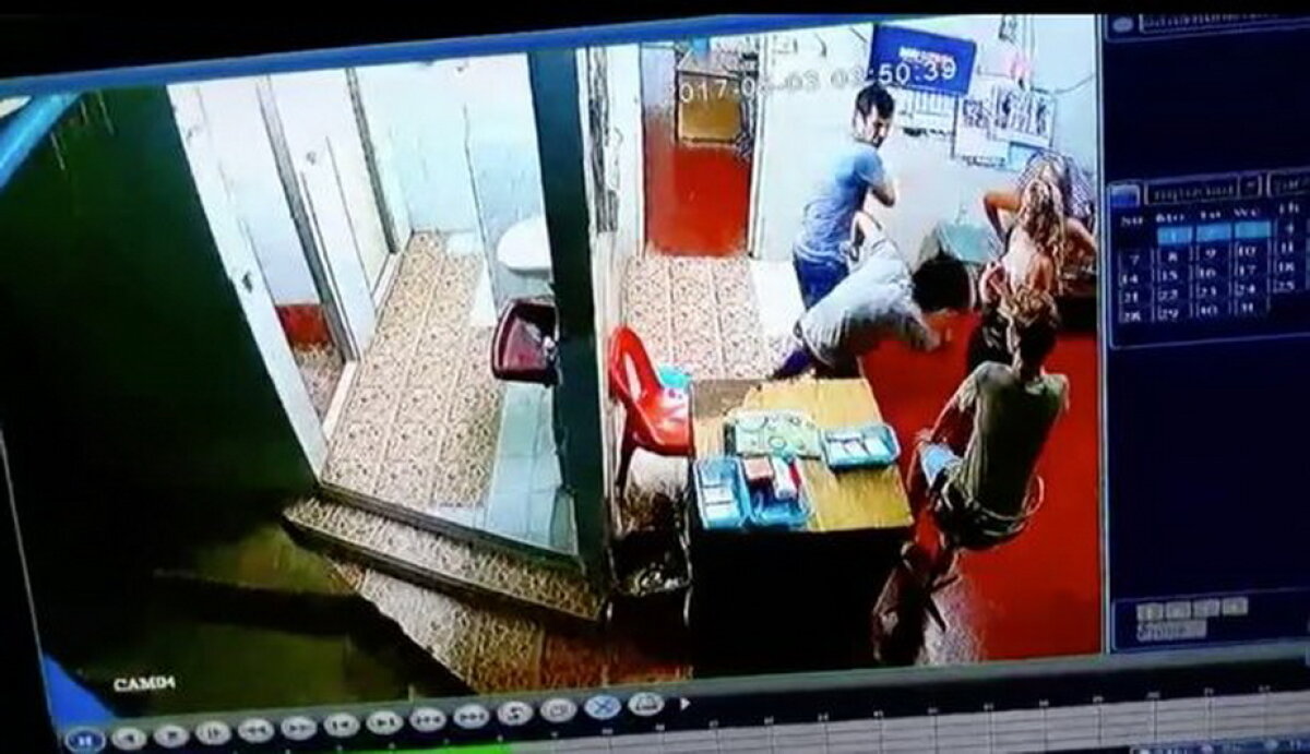 VIDEO A mers la toaletă şi a refuzat să-i plătească unui copil care încasa taxa. Ce a urmat întrece imaginaţia!