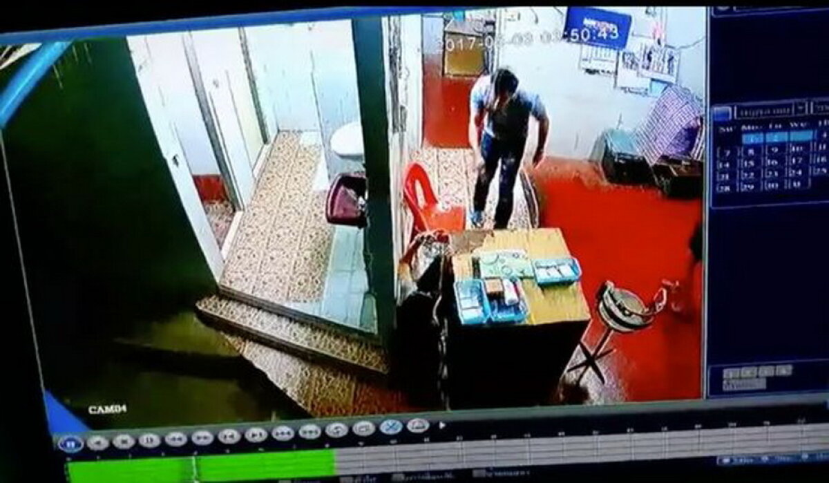VIDEO A mers la toaletă şi a refuzat să-i plătească unui copil care încasa taxa. Ce a urmat întrece imaginaţia!
