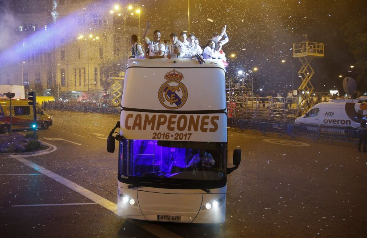 GALERIE FOTO » Noapte albă în Cibeles » Peste 30.000 de fani au sărbătorit titlul cucerit de Real Madrid