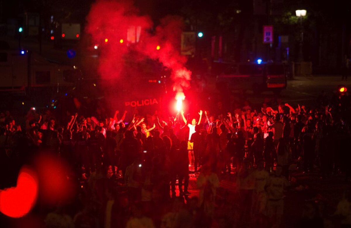 GALERIE FOTO » Noapte albă în Cibeles » Peste 30.000 de fani au sărbătorit titlul cucerit de Real Madrid