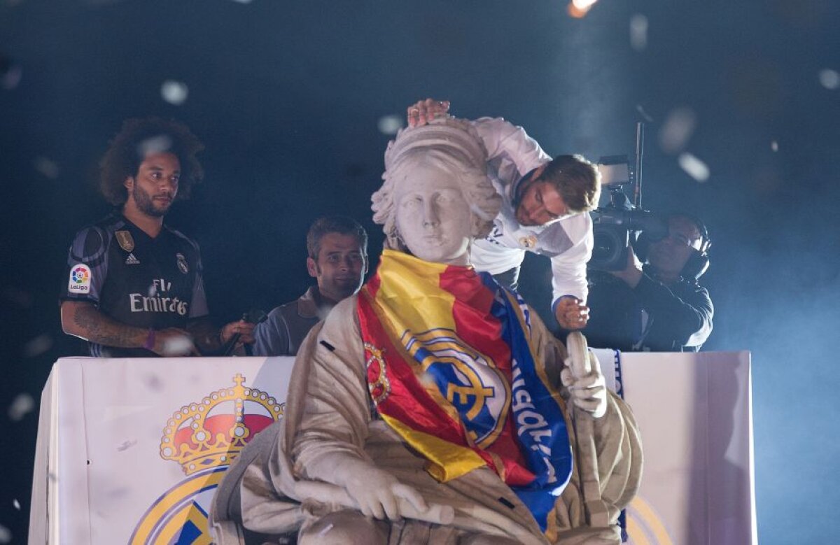 GALERIE FOTO » Noapte albă în Cibeles » Peste 30.000 de fani au sărbătorit titlul cucerit de Real Madrid