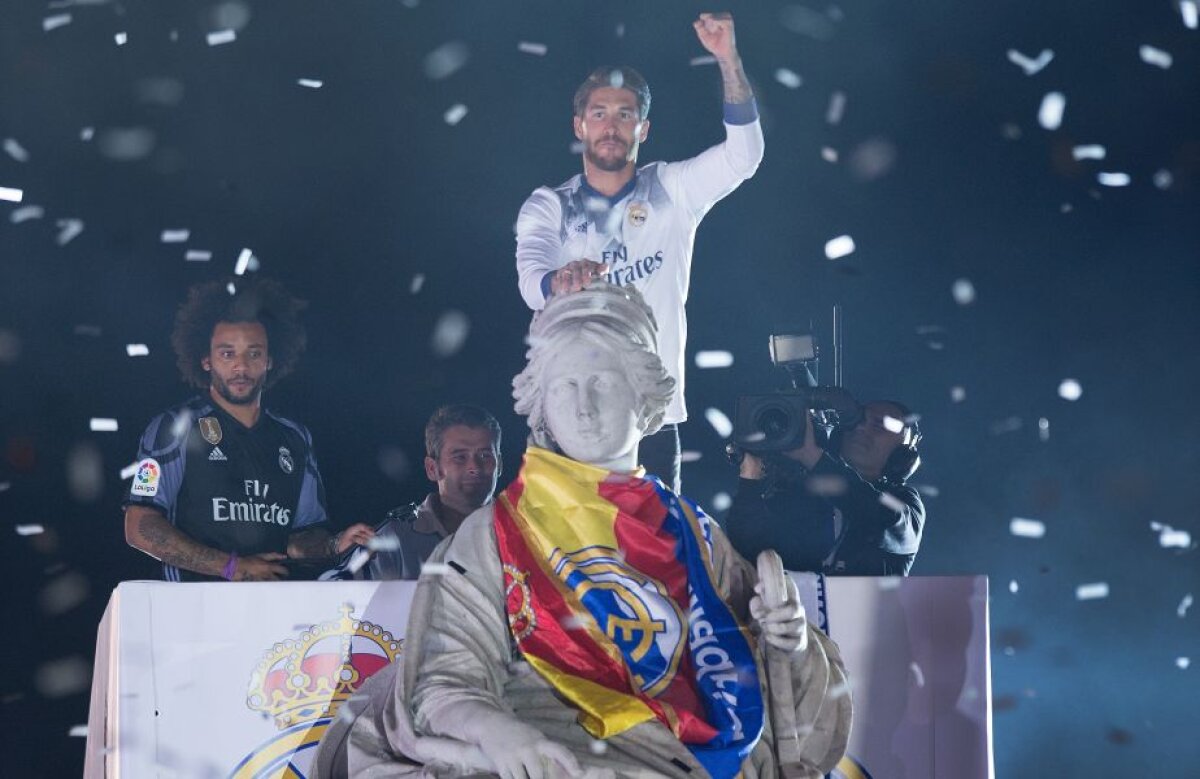 GALERIE FOTO » Noapte albă în Cibeles » Peste 30.000 de fani au sărbătorit titlul cucerit de Real Madrid