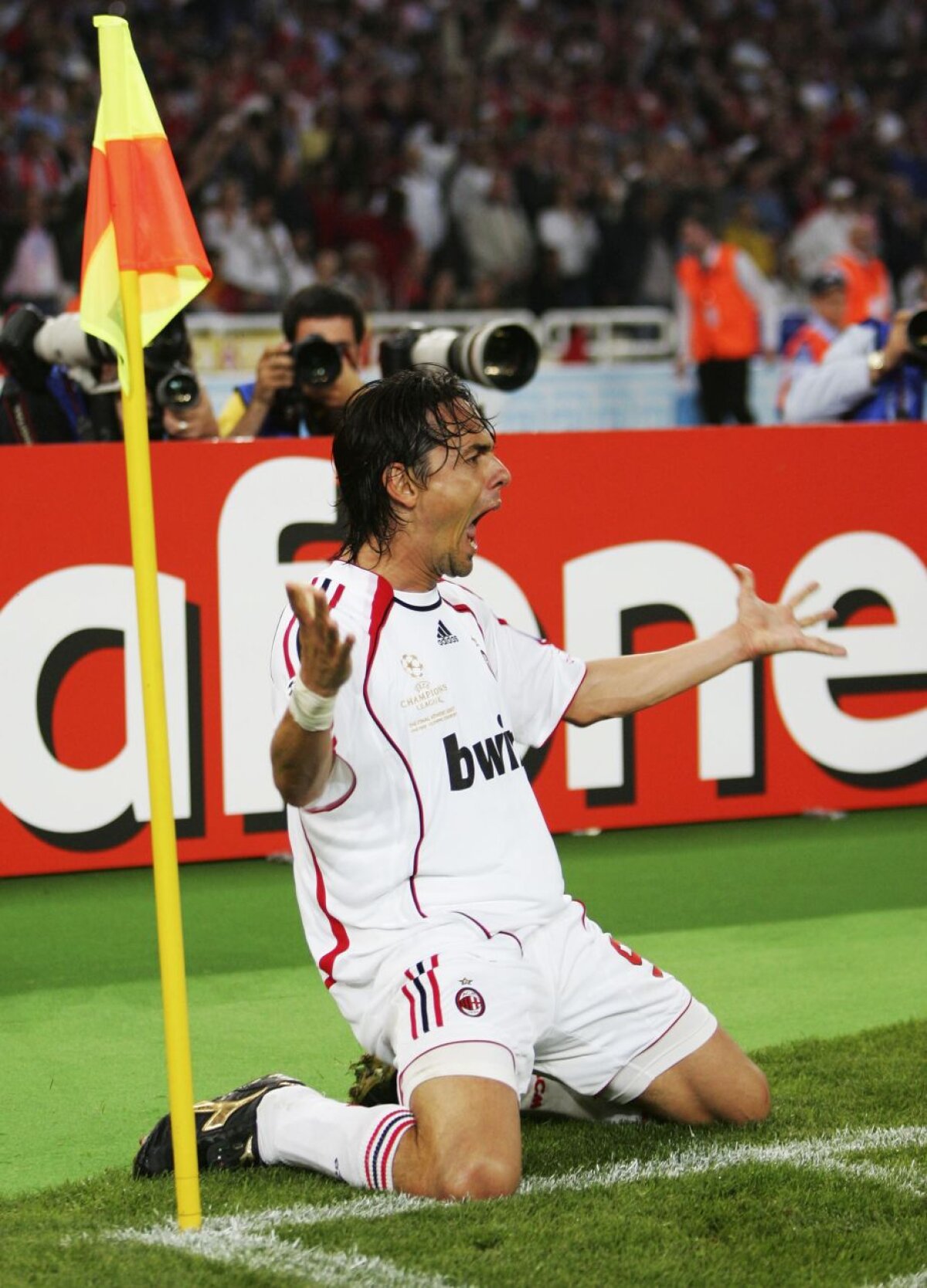 VIDEO și FOTO » Eșecul transformat în succes » Povestea neștiută despre revanșa lui AC Milan în fața lui Liverpool, din urmă cu 10 ani: Maldini, la un pas de bătaie cu fanii + profeția căpitanului