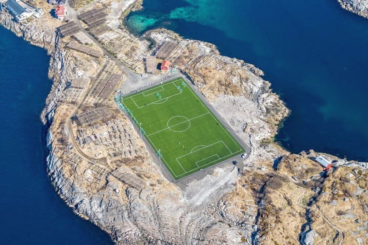 VIDEO + FOTO Cel mai frumos stadion din lume » Imagini spectaculoase cu o arenă dintr-un sat de pescari