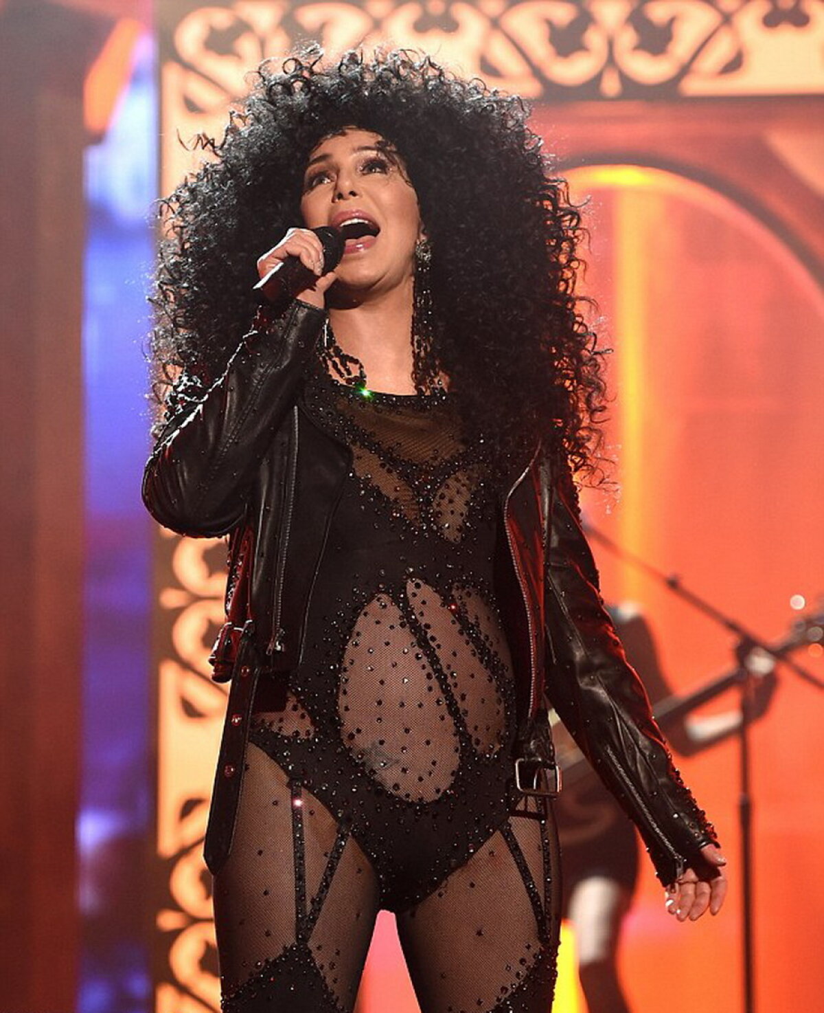 FOTO & VIDEO Cher, aproape dezbrăcată pe scenă, la 71 de ani