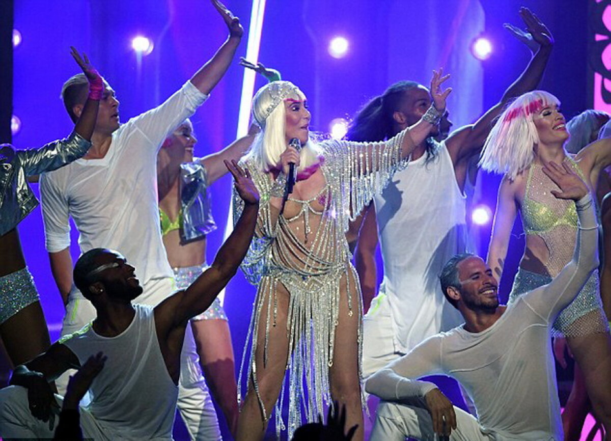 FOTO & VIDEO Cher, aproape dezbrăcată pe scenă, la 71 de ani