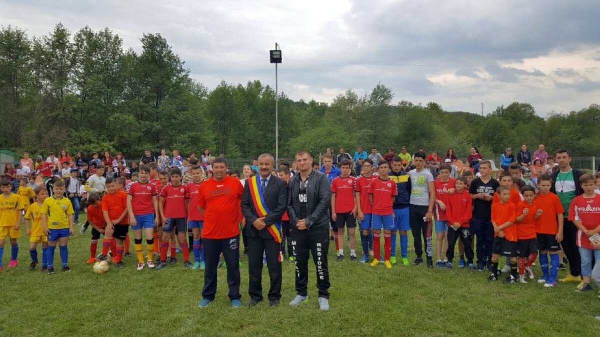 Moroșanu, asaltat de copii la lansarea unui teren de fotbal