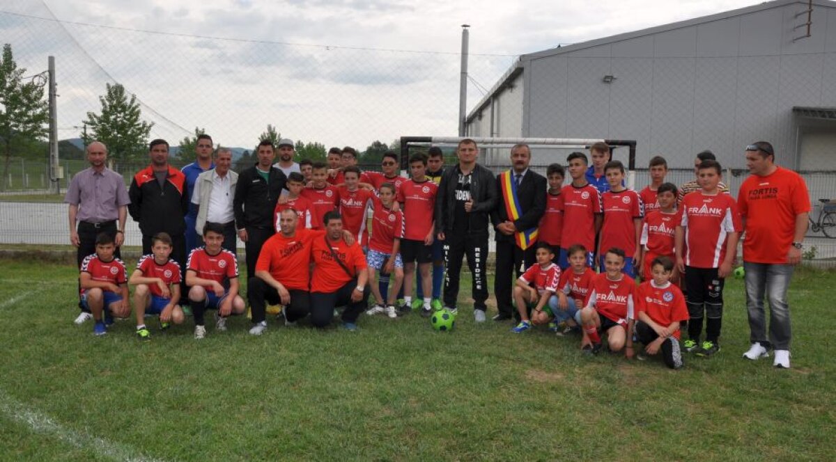 Moroșanu, asaltat de copii la lansarea unui teren de fotbal