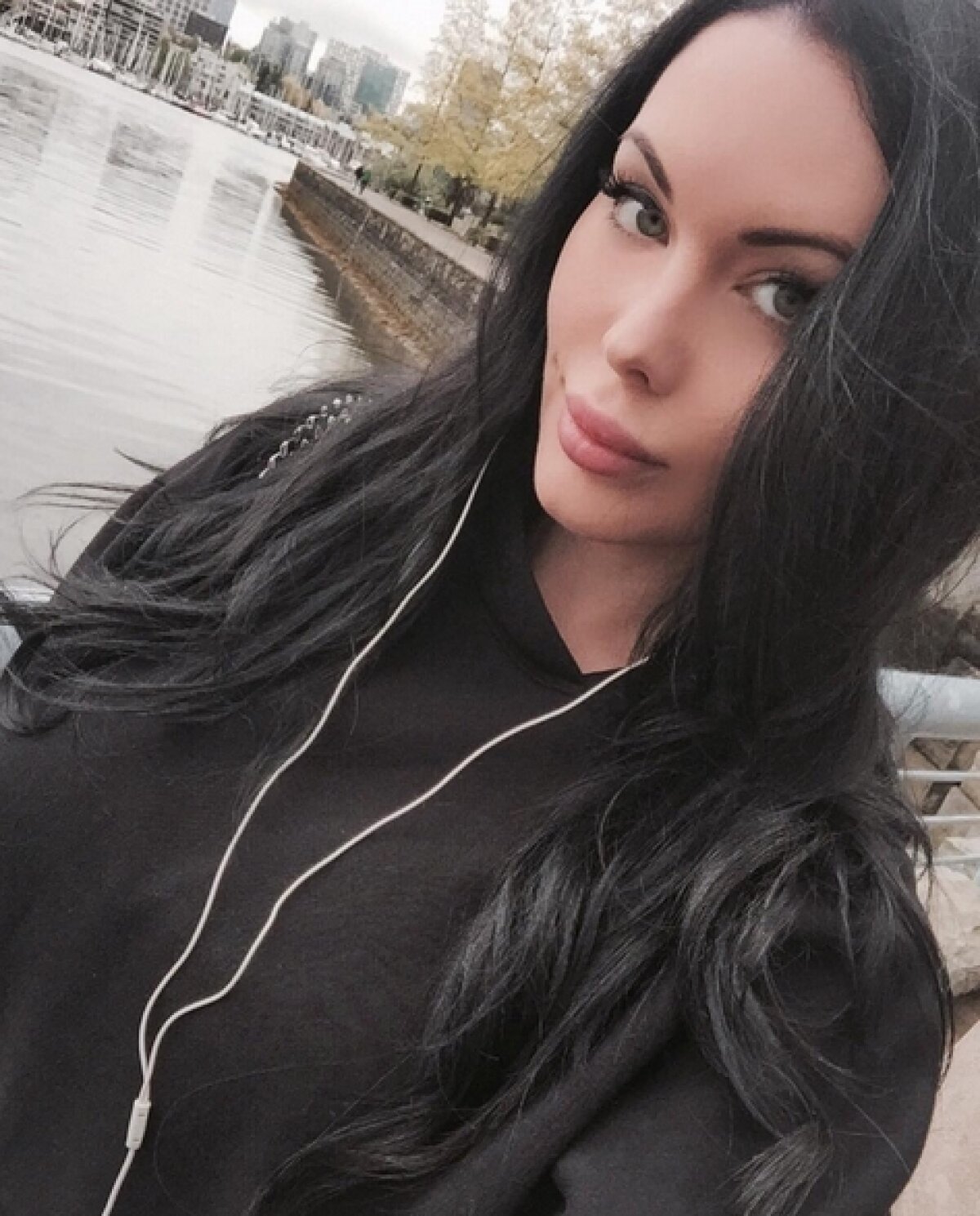 FOTO  Black beauty » Veronika e pasionată de călătorii și de pozele sexy pe Instagram