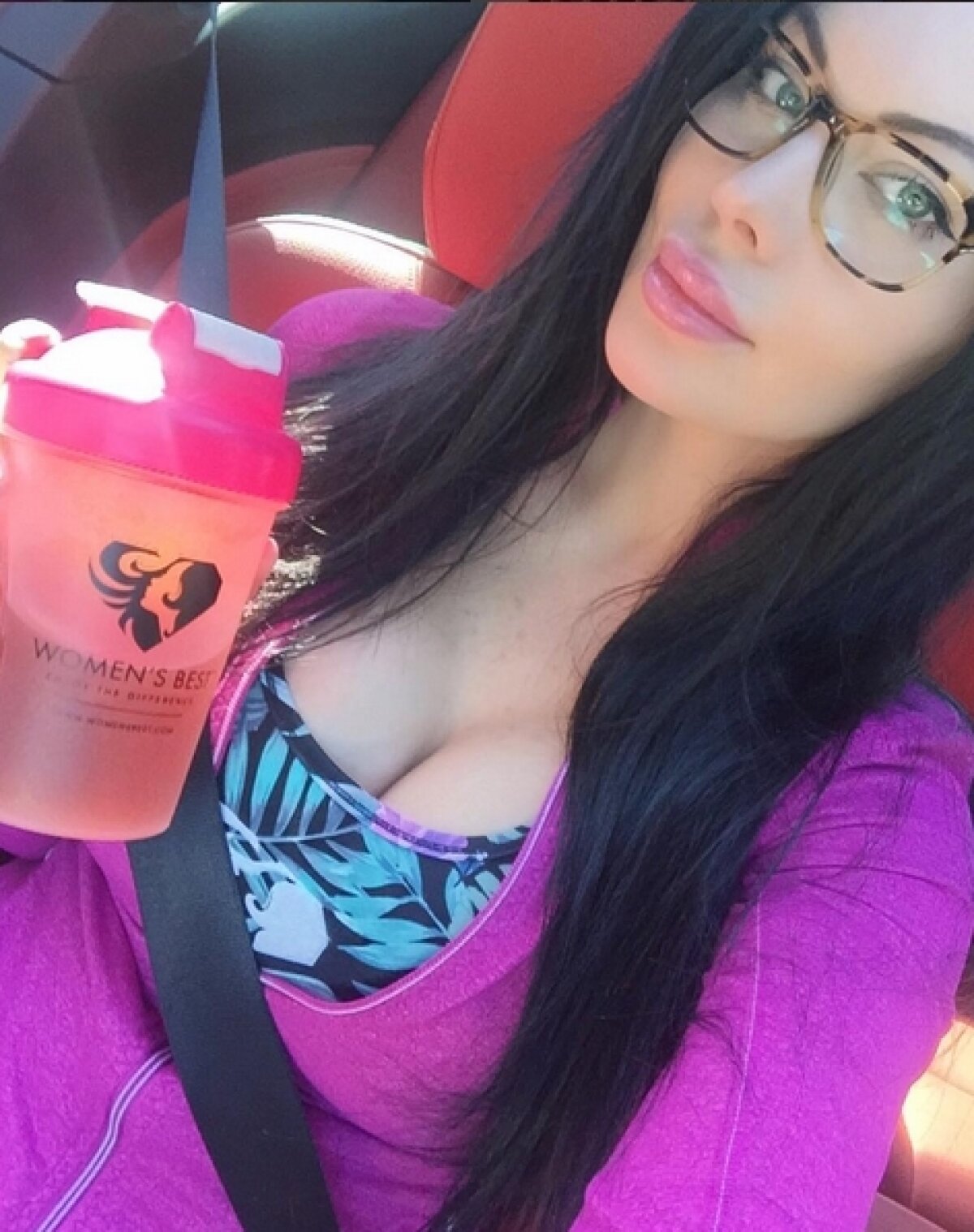 FOTO  Black beauty » Veronika e pasionată de călătorii și de pozele sexy pe Instagram