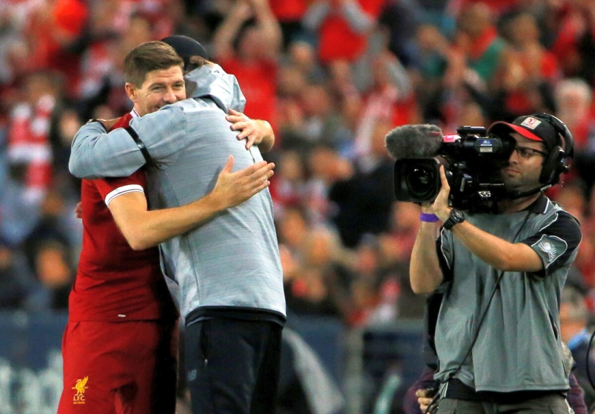 VIDEO+FOTO 75.000 de fani au creat spectacol la aniversarea lui Liverpool de la Sydney » Gerrard, Carragher și McManaman, din nou în tricoul "cormoranilor"