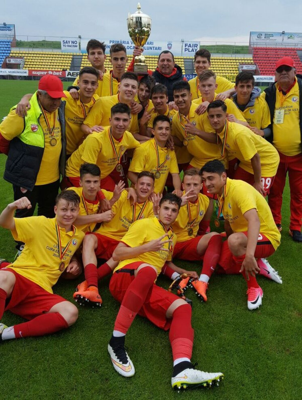 FOTO Cu mască și fără mască » Unde au plecat dinamoviștii în vacanță: de la Veneția, la Barcelona și Praga