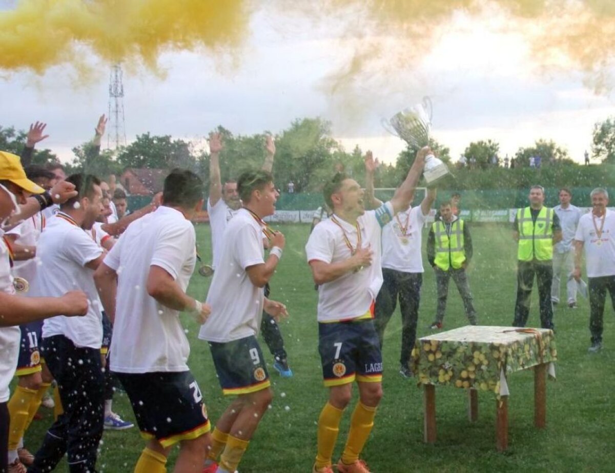 FOTO O echipă de legendă, cu patru titluri în palmares, revenire spectaculoasă! A promovat în Liga a doua după șapte decenii