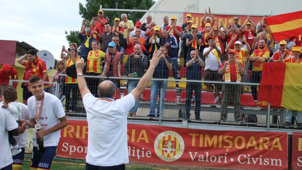 FOTO O echipă de legendă, cu patru titluri în palmares, revenire spectaculoasă! A promovat în Liga a doua după șapte decenii