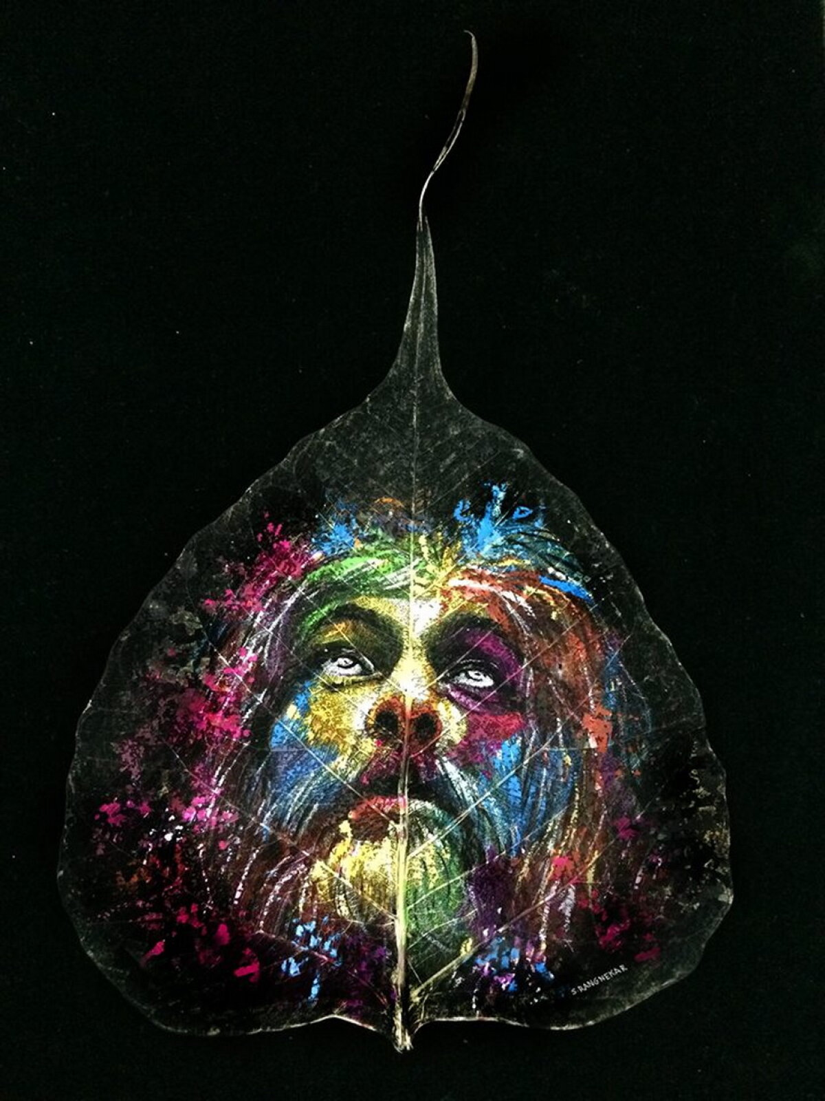 VIDEO & FOTO Un artist indian pictează minunății pe frunze