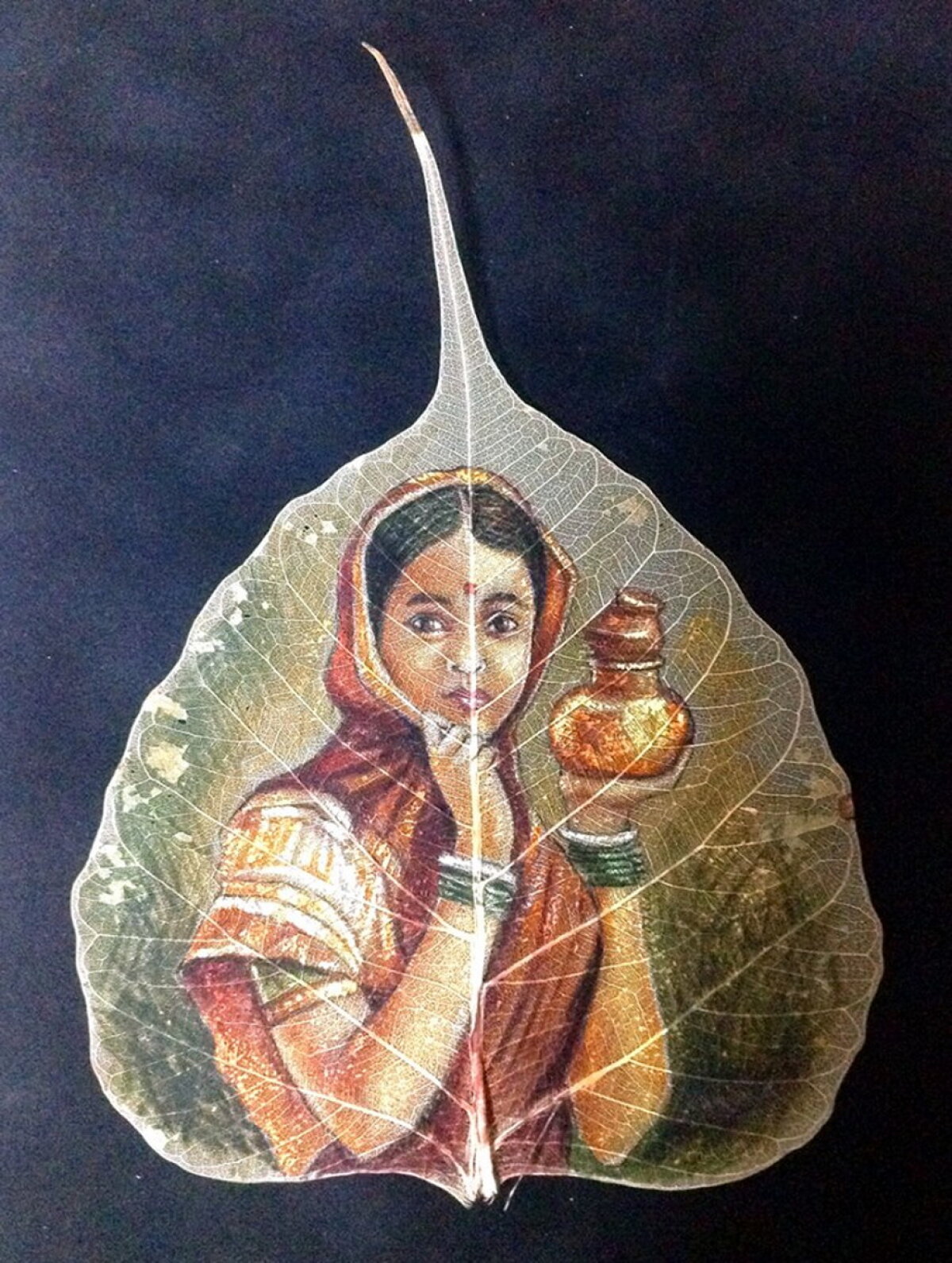 VIDEO & FOTO Un artist indian pictează minunății pe frunze