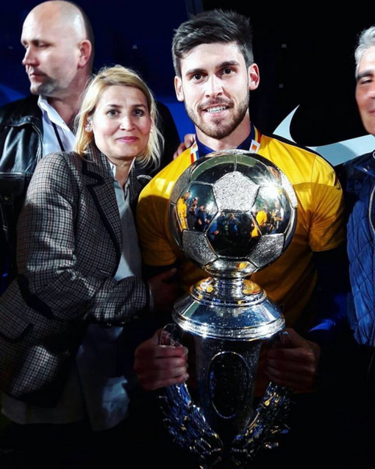 GALERIE FOTO Ele sunt campioanele de la malul mării » Ce "bijuterii" au acasă jucătorii lui Hagi