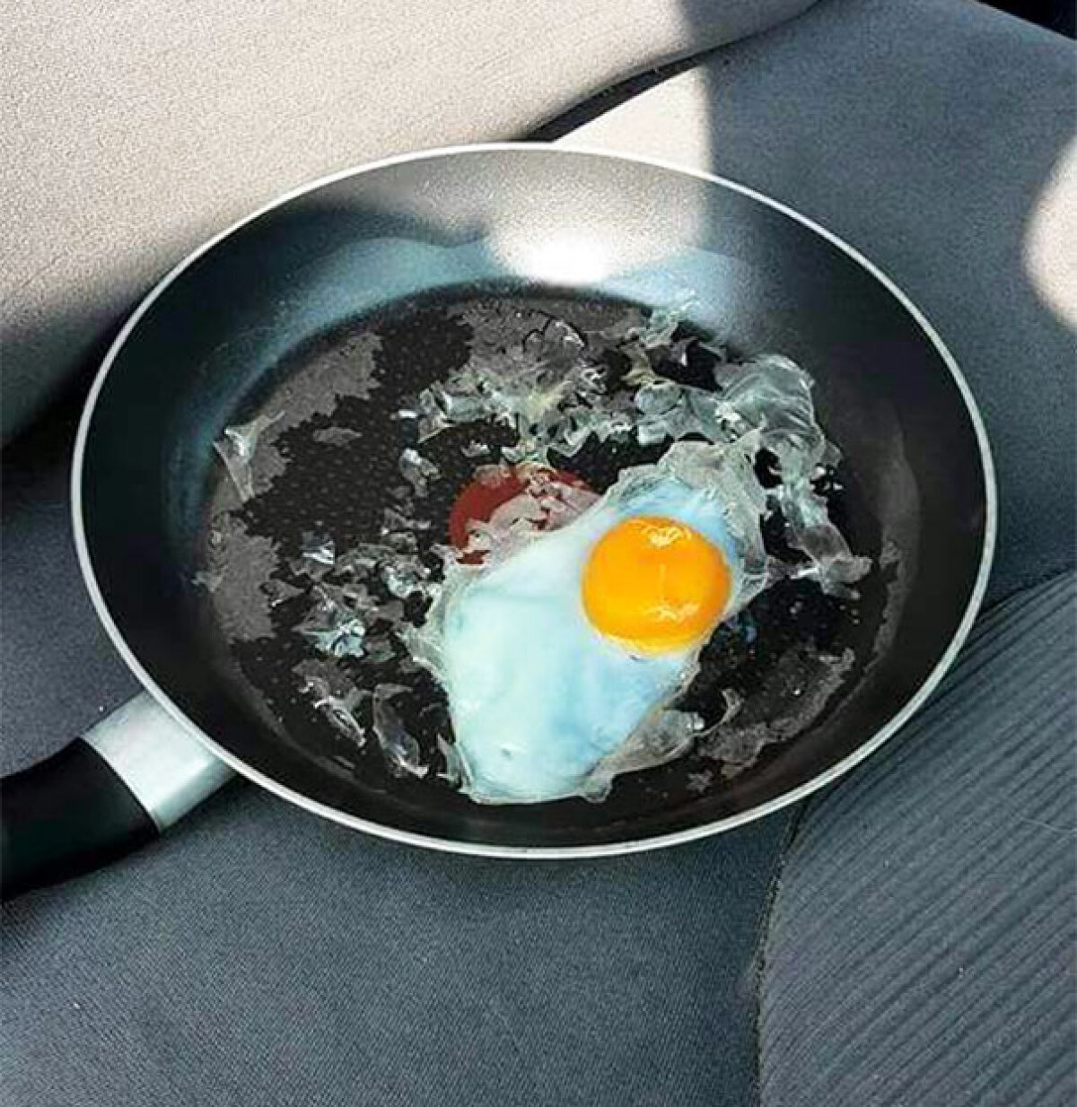 FOTO Experiment: ce se întâmplă dacă lași un ou în mașină pe o zi toridă