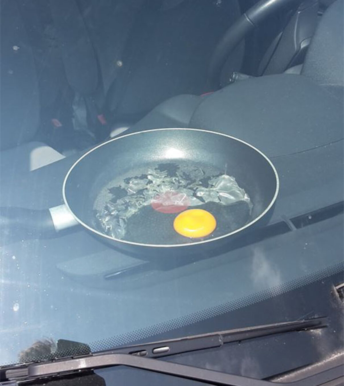 FOTO Experiment: ce se întâmplă dacă lași un ou în mașină pe o zi toridă