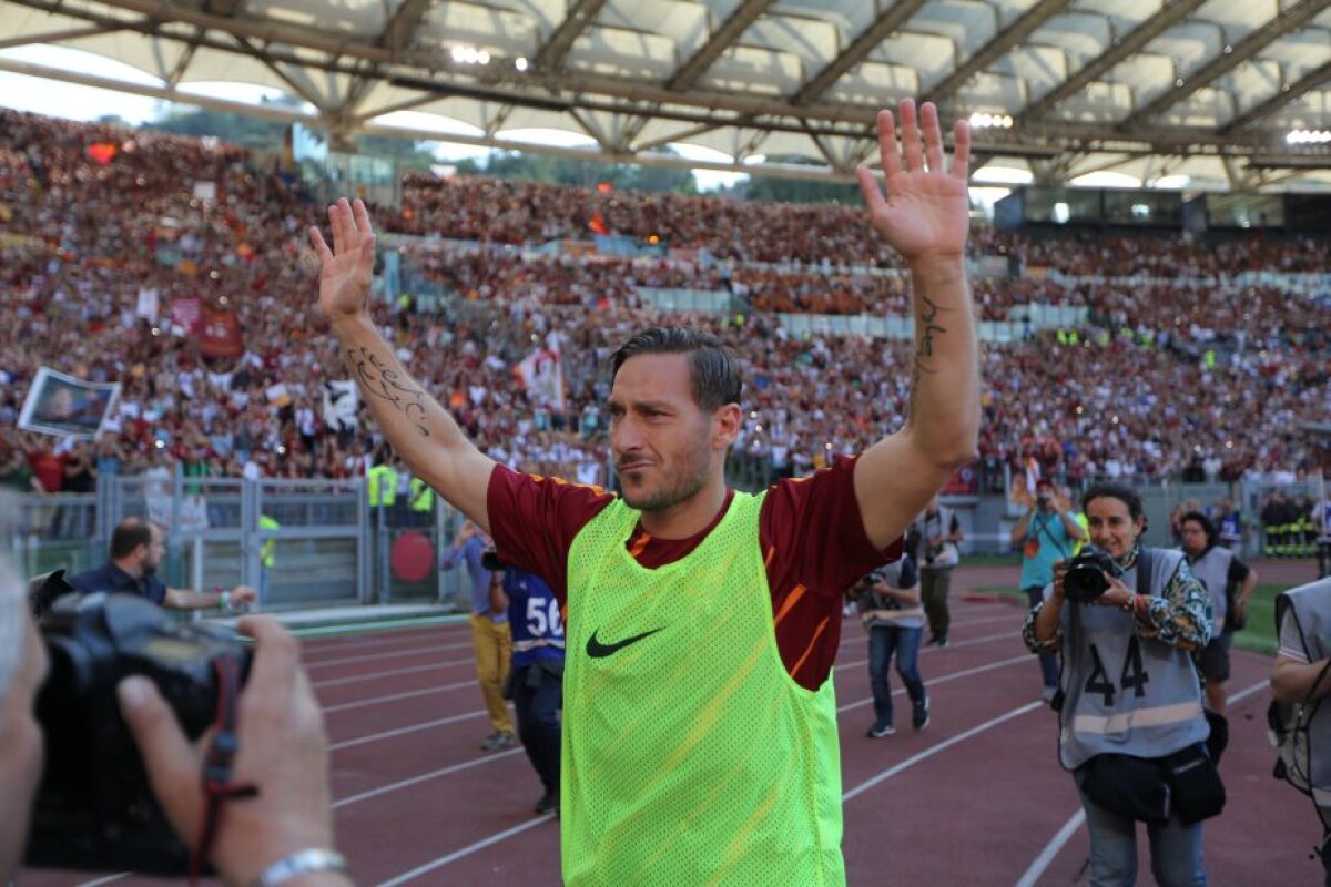 GALERIE FOTO Peluză pentru Totti! Cum l-au primit fanii pe legendarul fotbalist la ultimul meci pentru Roma + Mesajul lui Chivu