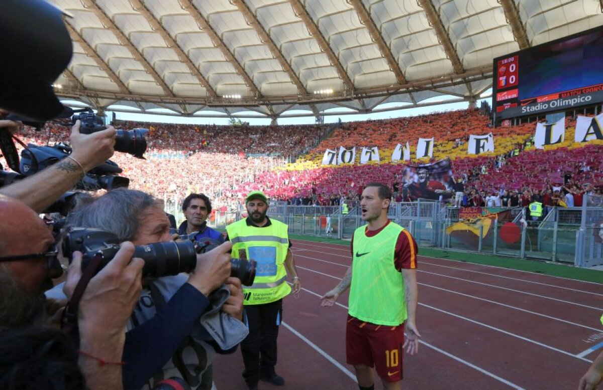 GALERIE FOTO Peluză pentru Totti! Cum l-au primit fanii pe legendarul fotbalist la ultimul meci pentru Roma + Mesajul lui Chivu
