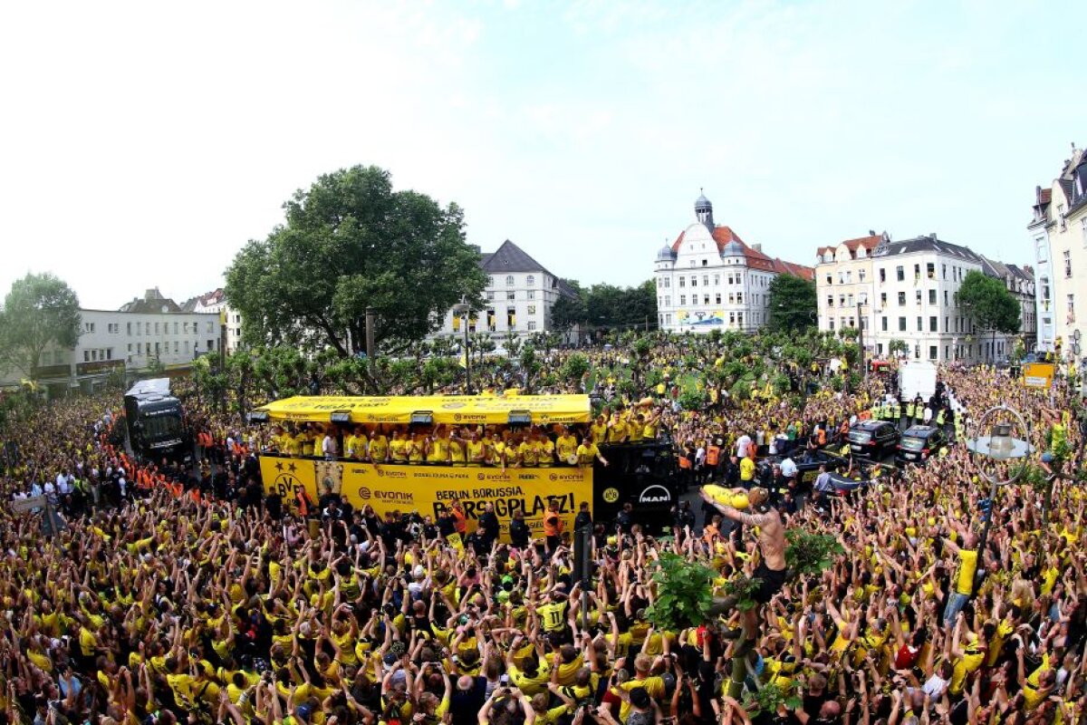 GALERIE FOTO + VIDEO Scene memorabile la Dortmund » Sute de mii de fani au sărbătorit în stradă cucerirea Cupei Germaniei