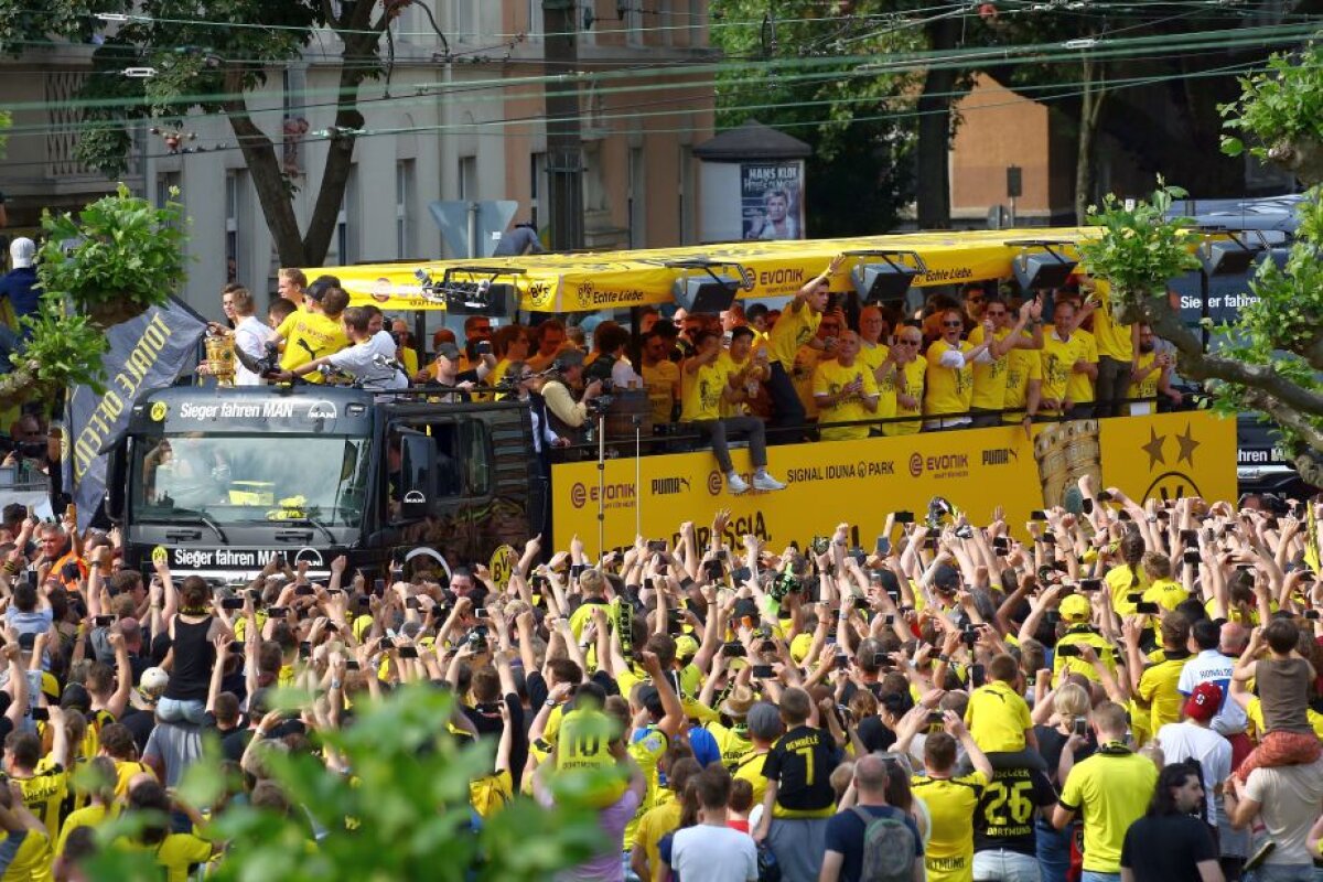 GALERIE FOTO + VIDEO Scene memorabile la Dortmund » Sute de mii de fani au sărbătorit în stradă cucerirea Cupei Germaniei