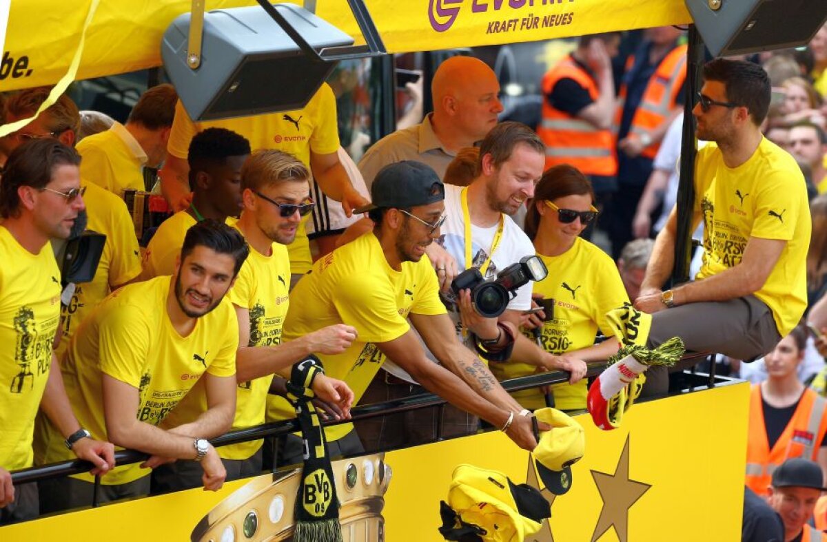 GALERIE FOTO + VIDEO Scene memorabile la Dortmund » Sute de mii de fani au sărbătorit în stradă cucerirea Cupei Germaniei